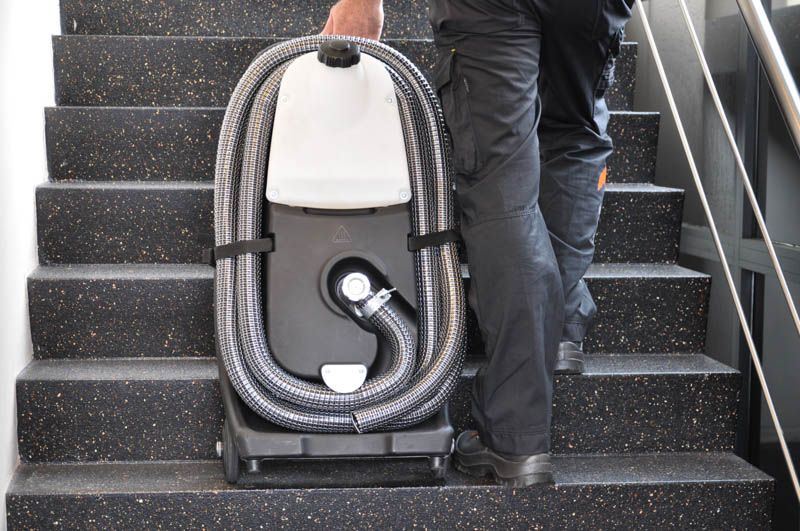 Large, robust rubber wheels drive easily over bumps and stairs